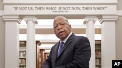Le représentant démocrate John Lewis, sous une de ses citations à la bibliothèque publique de Nashville, au Tennessee, le vendredi 18 novembre 2016. (AP Photo/Mark Humphrey)