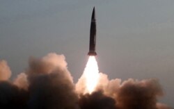 북한은 전날인 25일 새로 개발한 신형전술유도탄시험발사를 진행했다며 26일 관영매체를 통해 사진을 공개했다.