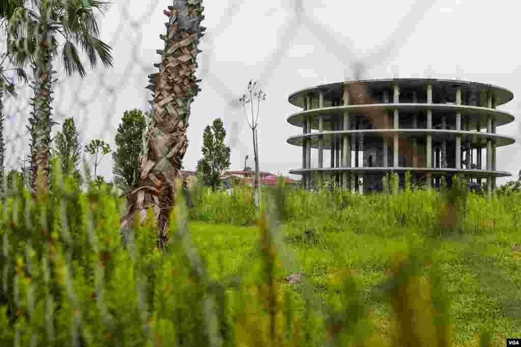 Georgia's new government stopped funding construction of an egg-shaped hotel in Anaklia, saying a private investor should pay for it.(V. Undritz for VOA)