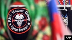 Majica sa logom Wagner grupe u Moskvi (Foto: Alexander NEMENOV / AFP) 