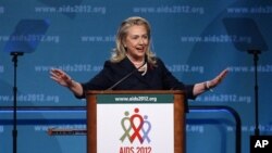 Menlu AS Hillary Clinton berbicara dalam konferensi AIDS di Washington hari Senin (23/7). 