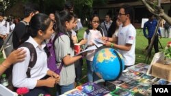 យុវសិស្ស​មក​ពី​វិទ្យាល័យ​នានា​ក្នុង​ខេត្ត​សៀមរាប កំពុង​ស្វែងយល់​ពី​ចំណេះដឹង និង​ឱកាស​សិក្សា​នៅ​សហរដ្ឋ​អាមេរិក​ក្នុង​ពិព័រណ៌​ការសិក្សា​នៅ​សហរដ្ឋ​អាមេរិក នៅ​ថ្ងៃ ទី១៣ ខែមិថុនា ឆ្នាំ​២០១៧។ (កាន់ វិច្ឆិកា/VOA)