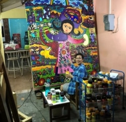 Erica melukis di studionya. (Foto: Erica Hestu Wahyuni)