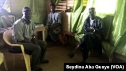 Socé Ndao avec des responsables du Garage des ''Cars rapides'', à Dakar, au Sénégal, le 21 mai 2017. (VOA/Seydina Aba Gueye)