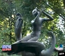 Sietlda Toshkent bilan birodarlik rishtalari va O'zbekiston bilan hamkorlik sharafiga o'rnatilgan yodgorlik. Baxt qushi bo'lmish Semurg' ustida nay chalib o'tirgan o'zbek bolasi.