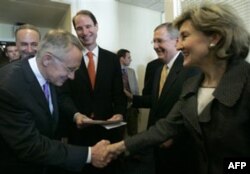 Demokrat senator Garri Rid yangi qonunni yozishda hamkorlik qilgani uchun Xatchison xonimga ta'zim qilmoqda