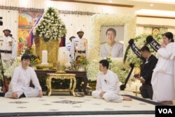 ទិដ្ឋភាពនៃពិធីបុណ្យសពរបស់ លោក សុខ អាន ប្រារព្ធតាមប្រពៃណី នៅគេហដ្ឋានលោក សុខ អាន នៅរាជធានីភ្នំពេញ​ ថ្ងៃទី ១៦ ខែមិនា ឆ្នាំ២០១៧។ (ខាន់ សុគុំមនោ/ VOA)