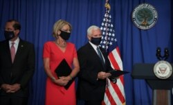 Koronavirusga qarshi Oq uyda tashkil etilgan guruh rahbari Mayk Pens (o'ngda)