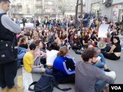 Učenici beogradske Filološke na protesnom skupu zahtevaju da maturant te škole Pavle Cvejić bude pušten u roku od 48 sati iz zatvora u Padinskoj skeli, gde izdržava kaznu od 30 dana zatvora, na koju je osuđen zbog navodnog "drskog i bezobzirnog ponašanja u grupi" tokom subotnjeg protesta u Beogradu ispred zgrade RTS-a.