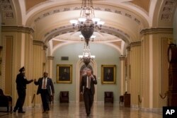 척 슈머 상원 민주당대표가 지출안 표결을 하기 위해 24일 회의장으로 가고 있다.
