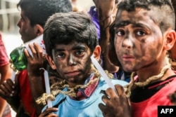 Anak-anak Palestina berunjuk rasa dengan membawa lilin memprotes blokade Israel di penyeberangan Erez dengan Israel dekat Beit Hanun di utara Jalur Gaza, 24 Juli 2018. (Foto: AP)