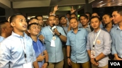 Sejumlah millenials kompak nobar di luar Bidakara, Jakarta, mendukung pasangan Prabowo-Sandi, Kamis (17/1). (VOA/Ghita Intan).