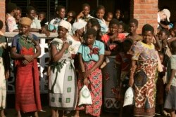 Perempuan Malawi tengah berdiri di Kazembe di luar Lilongwe, 20 April 2007. (Photo: REUTERS/Siphiwe Sibeko)