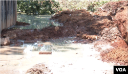 Raw sewage is seen flowing in the streets in Harare, Zimbabwe Sept. 11, 2018, with experts saying such conditions create an ideal environment for waterborne diseases such as salmonella, typhoid and cholera to thrive (C. Mavhunga/VOA)