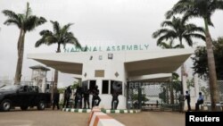 Les forces de sécurité bloquent l'entrée de l'Assemblée nationale à Abuja, au Nigeria, le 7 août 2018. Reuters / Afolabi Sotunde
