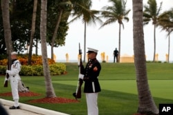 Military personnel stand for the arrival of Chinese President Xi Jinping and his wife, Chinese first lady Peng Liyuan, as they arrive at Mar-a-Lago to meet with President Donald Trump and first lady Melania Trump, in Palm Beach, Florida, April 6, 2017.