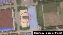 지난달 30일 촬영한 북한 평성 '3월16일' 자동차 공장. 대륙간탄도미사일 조립시설(붉은 원)이 여전히 세워져 있는 것을 확인할 수 있다. 이 시설은 최근 해체된 것이 민간위성을 통해 확인됐다. 사진제공=Planet Labs Inc.