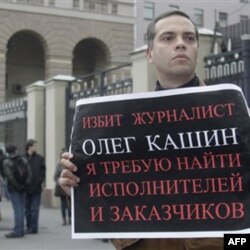 Muxolifatchi Vladimir Milov Moskva militsiya boshqarmasi oldida namoyish qilmoqda