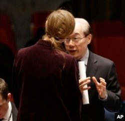 사만사 파워 유엔주재 미국대사(왼쪽 뒷모습)와 류제이 유엔주재 중국대사가 지난 3월 뉴욕 유엔본부에서 열린 안보리 회의에서 북한의 대한 추가 제재 내용을 담은 결의안에 관해 대화하고 있다.