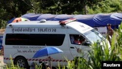 Ambulantna kola čekaju spasene dečake ispred pećine na Tajlandu
