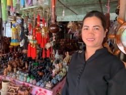 អ្នកស្រី គឹម ណារីន ជាអាជីវករនៅមុខប្រាសាទអង្គរវត្ត នៅខេត្តសៀមរាប កាលពីថ្ងៃទី៩ ខែវិច្ឆិកា ឆ្នាំ២០១៩។ (ធីតា វីន/VOA)