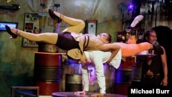 ក្រុម​សម្តែង​សៀក​កាយ​សម្ព័ន្ធ​របស់​អង្គការ​ហ្វាពន្លឺ​សិល្បៈ​បាន​សម្តែងរឿង"Khmer Metal"​របស់​ខ្លួនលើកទីមួយ​នៅ​សហរដ្ឋ​អាមេរិក នៅ​ឯ​មជ្ឈមណ្ឌល​សម្តែង​សិល្បៈ Richard & Karen Carpenter​ នៅ​ទីក្រុង Long Beach រដ្ឋ​កាលីហ្វ័រញ៉ាកាល​ពី​ថ្ងៃទី២០ ខែ​កញ្ញា ឆ្នាំ២០១៥។ (រូបថត៖ Michael Burr)