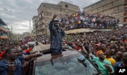 Kenyan opposition leader Raila Odinga gestures to thousands of supporters gathered in the Mathare area of Nairobi, Aug. 13, 2017.