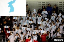 4일 인천 선학국제빙상에서 열린 여자아이스하키 남북 단일팀과 스웨덴 평가전에서 단일팀 응원단이 한반도기를 펄럭이고 있다.