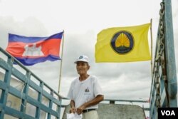 ក្បួន​ដង្ហែ​ឃោស​នារកសម្លេង​ឆ្នោត ​របស់​គណបក្ស​ហ្វ៊ុនស៊ិន​ប៉ិច​ សម្រាកក្រោយអាហារ​ថ្ងៃ​ត្រង់​ នៅ​លើ​មហា​វិថី​តេជោ​ហ៊ុន​សែន ឬផ្លូវ​៦០​ ម៉ែត្រ​ មុននឹង​បន្តដង្ហែ​ក្បួនរថយន្តនាពេល​រសៀល ថ្ងៃទី០៧ ខែកក្កដា ឆ្នាំ២០១៨។ (ខាន់ សុគុំមនោ/VOA)