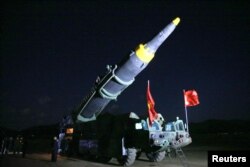 김정은 북한 국무위원장이 지난 14일 새로 개발한 지대지 중장거리 전략 탄도미사일 '화성-12'의 시험발사에 참관했다고 조선중앙통신이 15일 전했다.