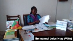 Mme Djoussi Berthe, Directrice école publique groupe 1 d’Ekoudou, une école primaire publique située à la lisière du quartier Briqueterie, à Yaoundé, Cameroun, 6 mars 2017. (VOA/ Emmanuel Jules Ntap)