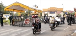 Cambodian authorities stand on guard to patrol travelers in and out of Phnom Penh after Prime Minister Hun Sen issued a travel ban during the Khmer New Year, Cambodia, April 10, 2020. (Malis Tum/VOA Khmer)