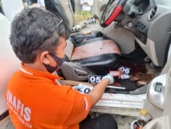 Polisi saat melakukan olah tempat kejadian perkara tewasnya seorang pemimpin redaksi media daring lokal di Kabupaten Simalungun, Sumatera Utara, Sabtu, 19 Juni 2021. (Foto: Polres Simalungun)