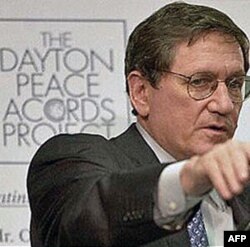 Uddaburon diplomat 1995 yilda serb, bosniyalik va xorvatlarni tinchlik bitimi imzolashga ko’ndirib, Bolqon yarimorolidagi uzoq qonli urush nihoyat tugagan.