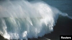 Pantai di Hawaii menjadi surga bagi para peselancar, namun gempa bumi berkekuatan di atas 9 skala Richter akan menjadi bencana tsunami ekstrem di Hawaii (foto: dok).