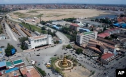 រូបឯកសារ៖ ​រូប​ថត​ថត​កាល​ពី​ថ្ងៃ​ទី​១១​ ខែ​កក្កដា ឆ្នាំ២០១១​នេះ ​បង្ហាញ​ទិដ្ឋភាព​ថត​ពី​លើ​នៃ​បឹងកក់​រាជធានី​ភ្នំពេញ ដែល​ត្រូវ​លុប ហើយ​ដែល​នៅ​ទី​នោះ​មាន​ពលរដ្ឋ​ច្រើន​ពាន់​នាក់​បាន​រង​ការ​បណ្តេញ​ចេញ។ (Heng Sinith/AP)