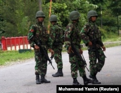 Tentara berpatroli di jalan di Timika di Papua, 18 Juli 2009. (Foto: REUTERS/Muhammad Yamin)