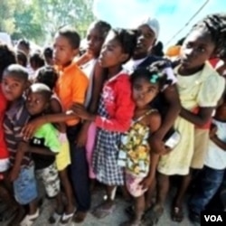 Proses adopsi anak-anak Haiti berjalan lamban, karena kekawatiran perdagangan manusia dan kelangkaan dokumen.