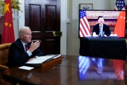Presiden Joe Biden bertemu secara virtual dengan Presiden China Xi Jinping dari Ruang Roosevelt Gedung Putih di Washington, Senin, 15 November 2021. (Foto: AP/Susan Walsh)