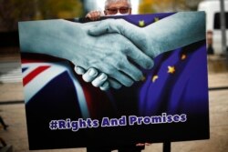 Seorang pengunjuk rasa anti Brexit berunjuk rasa di depan markas Uni Eropa menjelang berlangsungnya KTT Uni Eropa di Brussel, Kamis, 15 Oktober 2020.