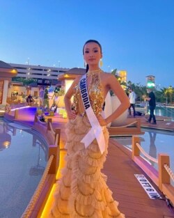 កញ្ញា រ៉េត សារីតា អាយុ ២៧ឆ្នាំ ជា​បវរកញ្ញា​ចក្កវាឡ​តំណាង​កម្ពុជា ស្ថិត​នៅ​ក្នុង​សណ្ឋាគារ Seminole Hard Rock & Casino Hollywood ក្នុង​ទីក្រុង Hollywood រដ្ឋ Florida សហរដ្ឋអាមេរិក។​ (រូបថត​ផ្ដល់​ឲ្យ​ដោយ​កញ្ញា រ៉េត សារីតា)