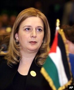 Suha Arafat, janda mendiang Presiden Palestina Yasser Arafat, akan meminta jenazah mendiang suaminya dengan menggali makamnya di kota Ramallah.