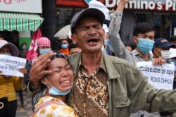 រូបឯកសារ៖ ក្រុម​អ្នក​គាំទ្រ​លោក រ៉ុង ឈុន ប្រធាន​សហភាព​សហជីព​កម្ពុជា​ លើក​បដា​ ក្នុង​ពេល​តវ៉ា​ទាមទារ​ឲ្យ​ដោះលែង​លោក នៅ​មុខ​តុលាការ​រាជធានី​ភ្នំពេញ ថ្ងៃ​ទី១ ខែសីហា ឆ្នាំ​២០២០។