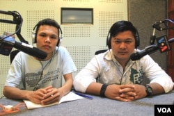 លោក ថុន រដ្ឋា (ឆ្វេង) និង​លោក ចេក នីត្រា (ស្តាំ) សកម្មជន​ចលនា​មាតា​ធម្មជាតិ ចូល​រួម​ជា​វាគ្មិន​ពិភាក្សា​អំពី​«សកម្មភាព​បូម​ខ្សាច់​ក្នុង​ខេត្ត​កោះកុង​និង​បណ្តឹង​ប្រឆាំង​នឹង​សកម្មជន​មាតា​ធម្មជាតិ» នៅ​ក្នុង​កម្មវិធី Hello VOA​ «ពិសេស‍» កាល​ពី​ថ្ងៃ​សុក្រ ទី​២៩ ខែ​មករា ឆ្នាំ​២០១៦។ (លឹម សុធី/VOA)