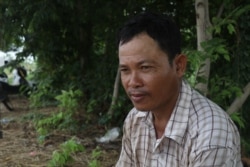 លោក គួន បូរ៉ា អាយុ៤១ឆ្នាំ កសិករដាំបន្លែក្នុងឃុំទឹកវិល ស្រុកស្អាង ខេត្តកណ្តាល។ លោកនិយាយថាបន្លែស្ពៃខ្មៅរបស់លោកជាង២តោន ត្រូវបានភ្ជួរចោល ដោយសារមិនមានទីផ្សារ។ (ស៊ុន ណារិន/VOA)