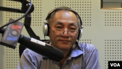 រូបឯកសារ៖ លោក សុក សំអឿន មេធាវី​ឯករាជ្យ ​នៅក្នុង​បន្ទប់​ផ្សាយ​របស់ VOA នៅ​រាជធានី​ភ្នំពេញ​នៅថ្ងៃ​ពុធទី ២៥ ខែឧសភា ឆ្នាំ២០១៦។ (លឹម សុធី/VOA)