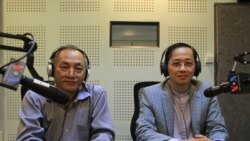 រូបឯកសារ៖ លោក សុក សំអឿន មេធាវី​ឯករាជ្យ (ឆ្វេង) និង​លោក គឹម សន្តិភាព​ (ស្តាំ) អ្នកនាំពាក្យ​ក្រសួង​យុត្តិធម៌​នៅក្នុង​បន្ទប់​ផ្សាយ​របស់ VOA នៅ​រាជធានី​ភ្នំពេញ​នៅថ្ងៃ​ពុធទី ២៥ ខែឧសភា ឆ្នាំ២០១៦។ (លឹម សុធី/VOA)