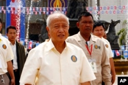 រូបឯកសារ៖ ​ព្រះ​អង្គ​ម្ចាស់​ នរោត្តម ​រណឫទ្ធិ​ ក្នុង​នាម​ជា​ប្រធាន​គណបក្ស​ហ៊្វុនស៊ីនប៉ិច​ម្តង​ទៀត