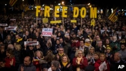 Para demonstran pro-kemerdekaan dalam aksi di Barcelona.