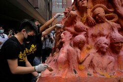 香港大学学生以清洗悼念六四镇压死难者的国殇之柱和默哀的方式举行纪念活动。（2021年6月4日）